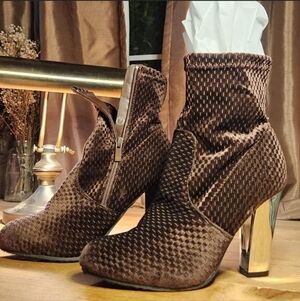 Forever. Brown Textured Velvet zip Booties with 4 in Silver Heels, Sz 7.